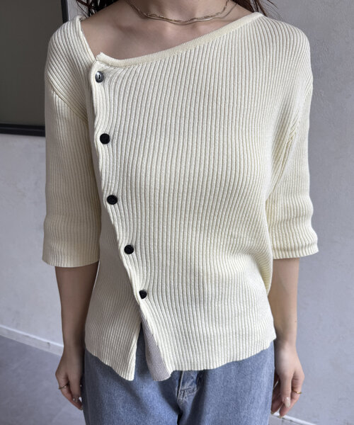 Thevon(ゼボン)の「アシメネックボタンデザイン5分袖ニット(ニット/セーター・レディース・ブルー/グレー/ブラック/アイボリー・FREE)」の13枚目の写真