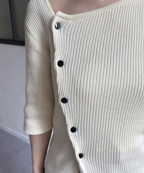 Thevon(ゼボン)の「アシメネックボタンデザイン5分袖ニット(ニット/セーター・レディース・ブルー/グレー/ブラック/アイボリー・FREE)」の14枚目の写真