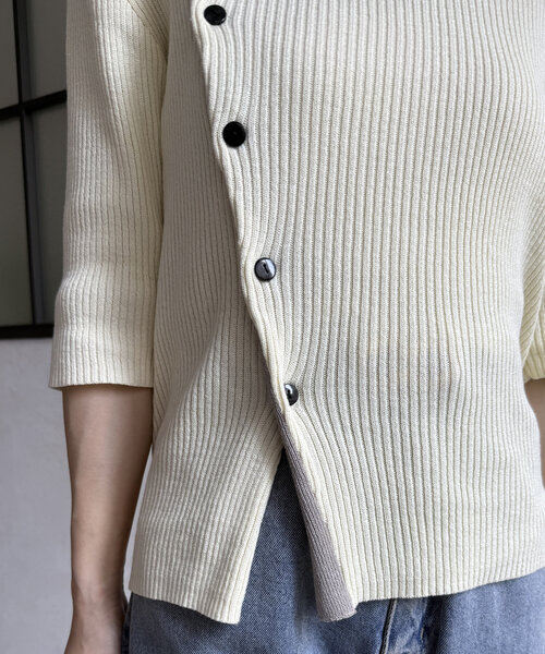 Thevon(ゼボン)の「アシメネックボタンデザイン5分袖ニット(ニット/セーター・レディース・ブルー/グレー/ブラック/アイボリー・FREE)」の15枚目の写真