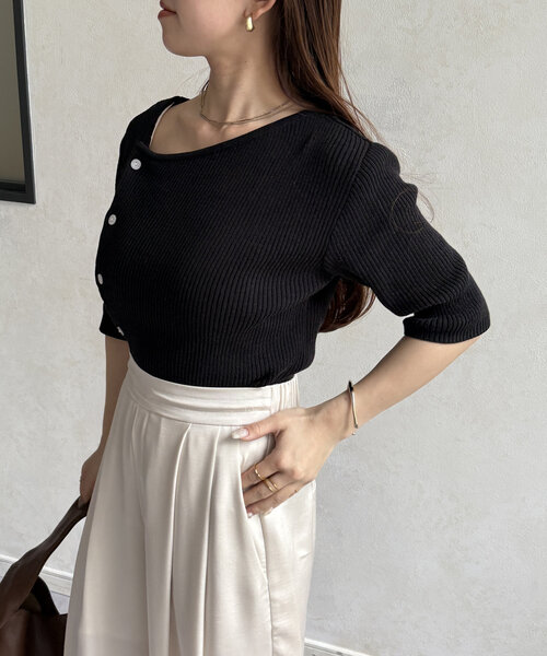 Thevon(ゼボン)の「アシメネックボタンデザイン5分袖ニット(ニット/セーター・レディース・ブルー/グレー/ブラック/アイボリー・FREE)」の17枚目の写真