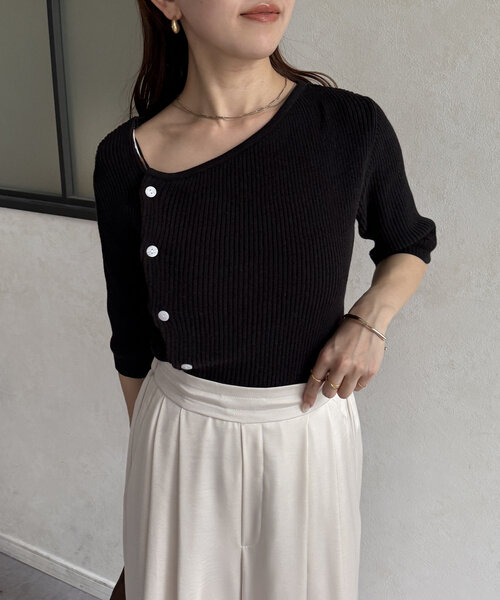 Thevon(ゼボン)の「アシメネックボタンデザイン5分袖ニット(ニット/セーター・レディース・ブルー/グレー/ブラック/アイボリー・FREE)」の19枚目の写真