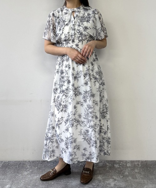 NICOLE CLUB（ニコル　クラブ）の「花柄ケープワンピース（ワンピース・レディース・オフホワイト/グレー・MEDIUM）」の2枚目の写真