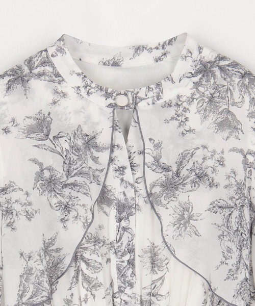 NICOLE CLUB（ニコル　クラブ）の「花柄ケープワンピース（ワンピース・レディース・オフホワイト/グレー・MEDIUM）」の6枚目の写真