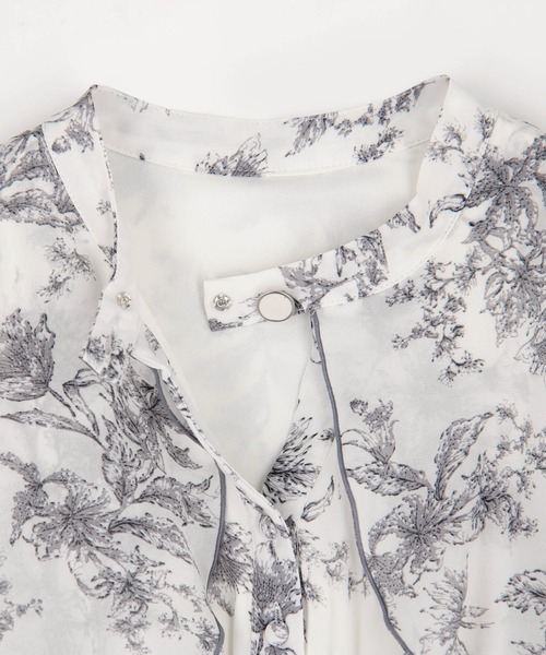 NICOLE CLUB（ニコル　クラブ）の「花柄ケープワンピース（ワンピース・レディース・オフホワイト/グレー・MEDIUM）」の7枚目の写真