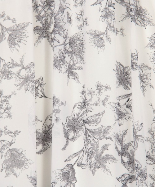 NICOLE CLUB（ニコル　クラブ）の「花柄ケープワンピース（ワンピース・レディース・オフホワイト/グレー・MEDIUM）」の10枚目の写真