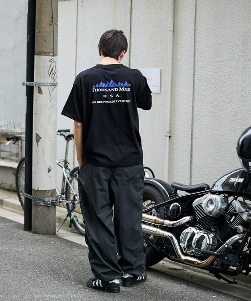 THOUSAND MILE(サウザンドマイル)の「THOUSAND MILE/サウザンドマイル SHORT SLEEVE PRINT TEE LOGO Tシャツ(Tシャツ/カットソー・メンズ・ブラック・L/M/S)」の10枚目の写真