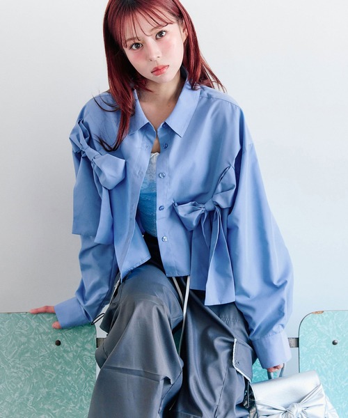 OLIVE des OLIVE（オリーブデオリーブ）の「リボンリボンクロップドシャツ（シャツ/ブラウス・レディース・ブラック/レッド/オフホワイト/ブルー・FREE）」の3枚目の写真