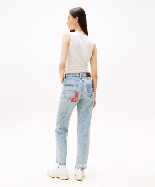 tommy jeans（トミー ジーンズ）の「ハイウエストスリムストレートジーンズ（デニムパンツ・レディース・インディゴブルー・26inch/27inch/25inch）」の4枚目の写真