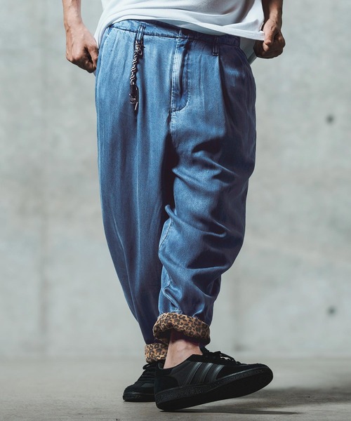 GLIMCLAP（グリムクラップ）の「mp13556-Color scheme design & balloon silhouette pants-light ounce denim-  デニムパンツ（デニムパンツ・メンズ・インディゴブルー・S/M/L）」の2枚目の写真