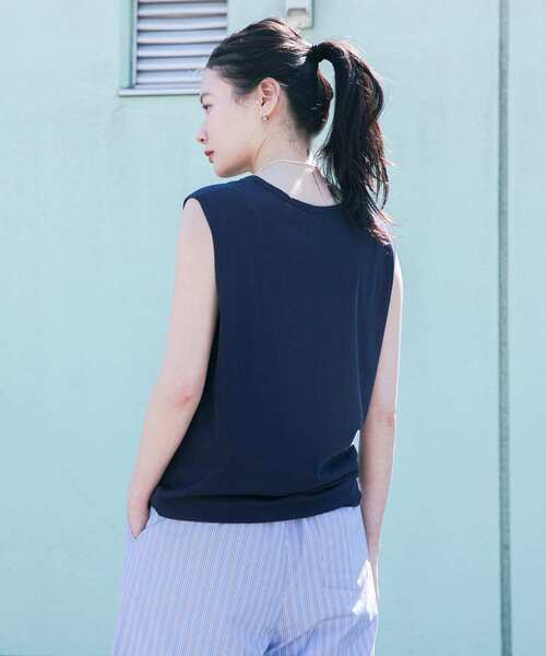 URBAN RESEARCH（アーバンリサーチ）の「new basic　ドライツイストノースリーブカットソー（Tシャツ/カットソー・レディース・ホワイト/ブラック/ネイビー・FREE）」の9枚目の写真