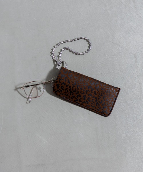 LOWRYS FARM(ローリーズファーム)の「チャームツキメガネケース 498180(メガネ・レディース・アイボリー/ブラウン・FREE)」の1枚目の写真