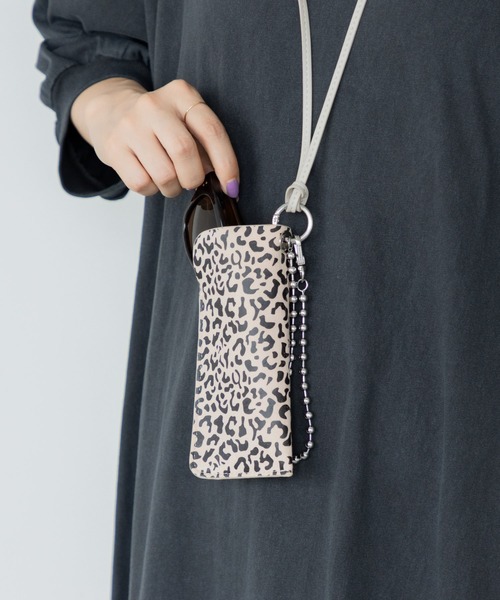 LOWRYS FARM(ローリーズファーム)の「チャームツキメガネケース 498180(メガネ・レディース・アイボリー/ブラウン・FREE)」の2枚目の写真