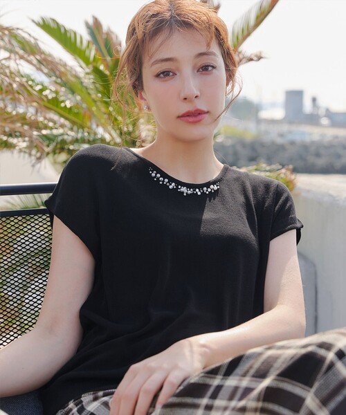 Tiaclasse(ティアクラッセ)の「ビジュー付きフレンチニット(ニット/セーター・レディース・ライトグレー/ピンク/ブルー/ブラック・M/L)」の2枚目の写真