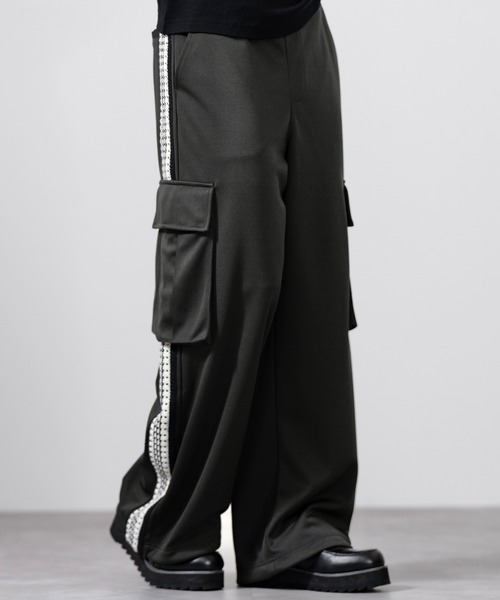CLEL(クレイル)の「【CLEL】Hand Knitting Track Cargo Pants / ハンドニッティング トラックカーゴパンツ(カーゴパンツ・メンズ・チャコールグレー/ブラック/ライトグレー・L/M/S/XS)」の2枚目の写真