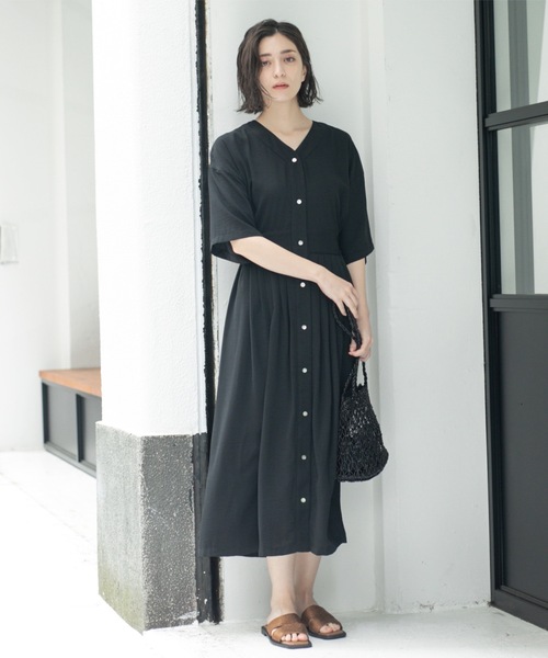 OPAQUE.CLIP(オペークドットクリップ)の「シャーリングフィット&フレアワンピース【洗濯機洗い可】(ワンピース・レディース・ブルー系その他/ワインレッド/ブラック/ダークオリーブ・38/40)」の6枚目の写真