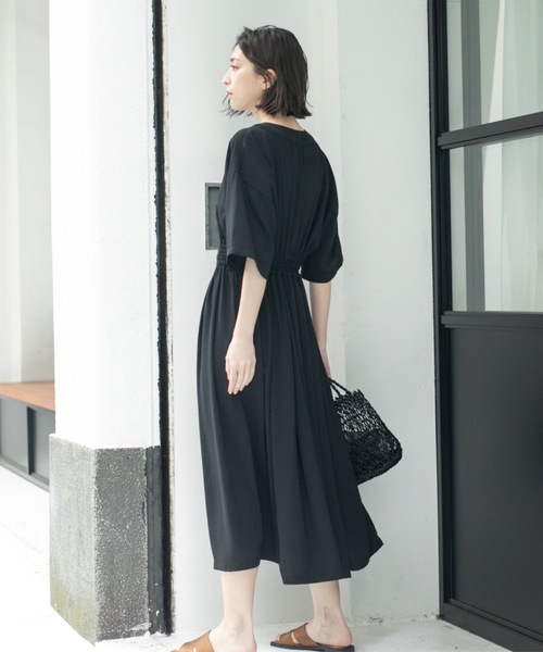 OPAQUE.CLIP(オペークドットクリップ)の「シャーリングフィット&フレアワンピース【洗濯機洗い可】(ワンピース・レディース・ブルー系その他/ワインレッド/ブラック/ダークオリーブ・38/40)」の10枚目の写真