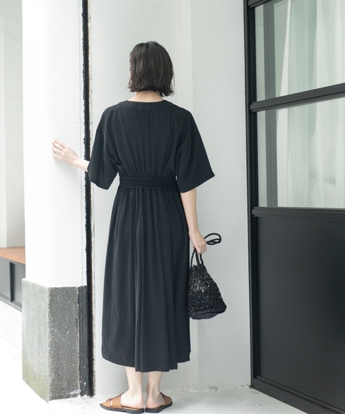 OPAQUE.CLIP(オペークドットクリップ)の「シャーリングフィット&フレアワンピース【洗濯機洗い可】(ワンピース・レディース・ブルー系その他/ワインレッド/ブラック/ダークオリーブ・38/40)」の11枚目の写真