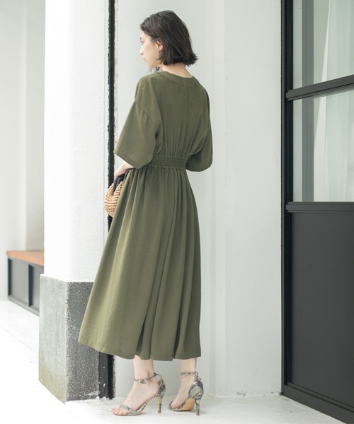 OPAQUE.CLIP(オペークドットクリップ)の「シャーリングフィット&フレアワンピース【洗濯機洗い可】(ワンピース・レディース・ブルー系その他/ワインレッド/ブラック/ダークオリーブ・38/40)」の19枚目の写真