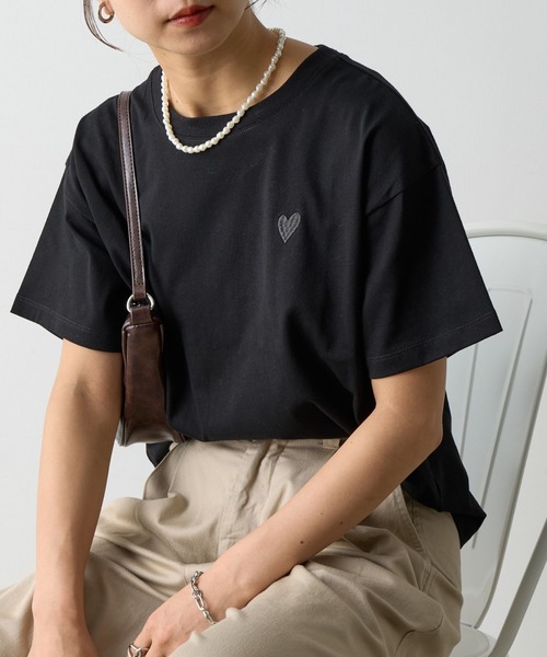 COLONY 2139（コロニートゥーワンスリーナイン）の「ハート刺繍Tシャツ（Tシャツ/カットソー・レディース・ホワイト/ピンク/ブラック/グレー・FREE）」の2枚目の写真