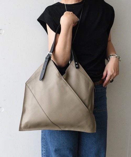styiro（スタイロ）の「【本革】ベルトショルダーサンカクトート 日本製【ankh+】（トートバッグ・レディース・ブラック/グレイッシュベージュ/ライトグレー・FREE）」の4枚目の写真