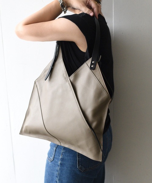 styiro（スタイロ）の「【本革】ベルトショルダーサンカクトート 日本製【ankh+】（トートバッグ・レディース・ブラック/グレイッシュベージュ/ライトグレー・FREE）」の5枚目の写真