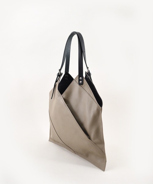 styiro（スタイロ）の「【本革】ベルトショルダーサンカクトート 日本製【ankh+】（トートバッグ・レディース・ブラック/グレイッシュベージュ/ライトグレー・FREE）」の6枚目の写真