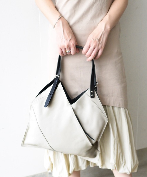 styiro（スタイロ）の「【本革】ベルトショルダーサンカクトート 日本製【ankh+】（トートバッグ・レディース・ブラック/グレイッシュベージュ/ライトグレー・FREE）」の10枚目の写真
