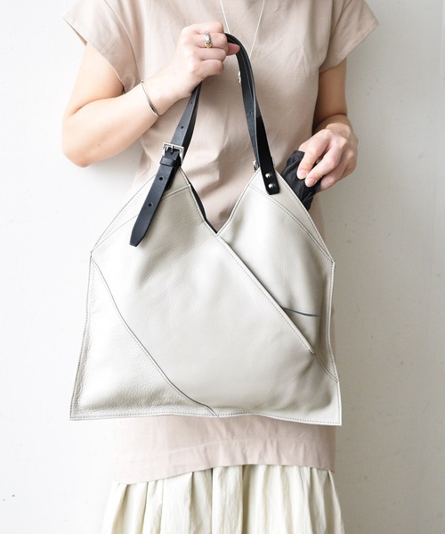 styiro（スタイロ）の「【本革】ベルトショルダーサンカクトート 日本製【ankh+】（トートバッグ・レディース・ブラック/グレイッシュベージュ/ライトグレー・FREE）」の11枚目の写真