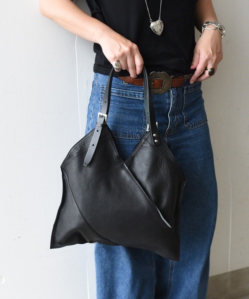 styiro（スタイロ）の「【本革】ベルトショルダーサンカクトート 日本製【ankh+】（トートバッグ・レディース・ブラック/グレイッシュベージュ/ライトグレー・FREE）」の16枚目の写真