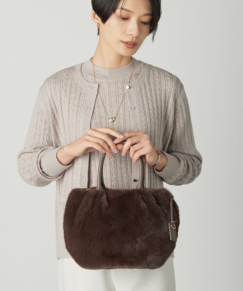 J.PRESS(ジェイプレス)の「【2way】エコファー バッグ(ショルダーバッグ・レディース・ブラウン系/グレー系・F)」の2枚目の写真