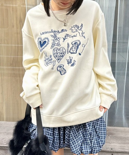 LAC-VERT（ラック・ヴェール）の「【選べる素材】落書き刺繍スウェット（スウェット・レディース・グレー系その他/グレー/ホワイト系その他/アイボリー/ピンク/ピンク系その他・MEDIUM/LARGE）」の3枚目の写真