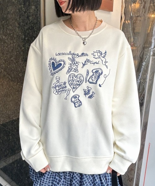 LAC-VERT（ラック・ヴェール）の「【選べる素材】落書き刺繍スウェット（スウェット・レディース・グレー系その他/グレー/ホワイト系その他/アイボリー/ピンク/ピンク系その他・MEDIUM/LARGE）」の2枚目の写真