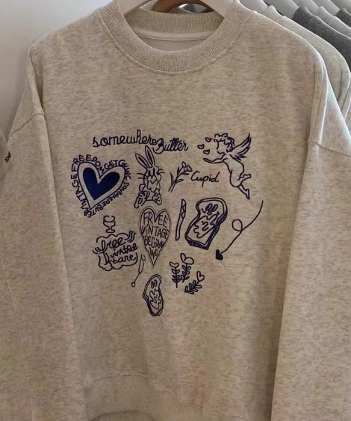 LAC-VERT（ラック・ヴェール）の「【選べる素材】落書き刺繍スウェット（スウェット・レディース・グレー系その他/グレー/ホワイト系その他/アイボリー/ピンク/ピンク系その他・MEDIUM/LARGE）」の9枚目の写真