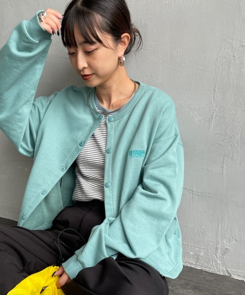 UNIVERSAL OVERALL（ユニバーサルオーバーオール）の「[UNIVERSAL OVERALL/ユニバーサルオーバーオール] 別注 ワンポイントロゴ刺繍 スウェットカーディガン（スウェット・レディース・ブラック/オートミール/ブラウン/グリーン・F）」の4枚目の写真