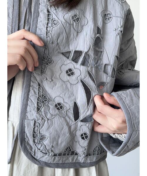 TSUHARU by Samansa Mos2（ツハルバイサマンサモスモス）の「中綿カットワークキルトジャケット（ノーカラージャケット・レディース・キナリ/ブルー/ブラック・F）」の4枚目の写真