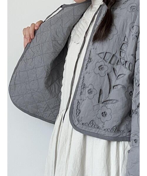 TSUHARU by Samansa Mos2（ツハルバイサマンサモスモス）の「中綿カットワークキルトジャケット（ノーカラージャケット・レディース・キナリ/ブルー/ブラック・F）」の5枚目の写真