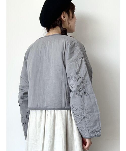 TSUHARU by Samansa Mos2（ツハルバイサマンサモスモス）の「中綿カットワークキルトジャケット（ノーカラージャケット・レディース・キナリ/ブルー/ブラック・F）」の7枚目の写真