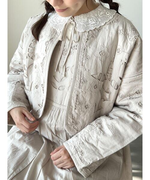 TSUHARU by Samansa Mos2（ツハルバイサマンサモスモス）の「中綿カットワークキルトジャケット（ノーカラージャケット・レディース・キナリ/ブルー/ブラック・F）」の11枚目の写真