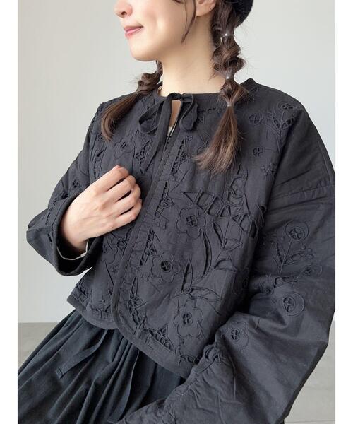 TSUHARU by Samansa Mos2（ツハルバイサマンサモスモス）の「中綿カットワークキルトジャケット（ノーカラージャケット・レディース・キナリ/ブルー/ブラック・F）」の17枚目の写真