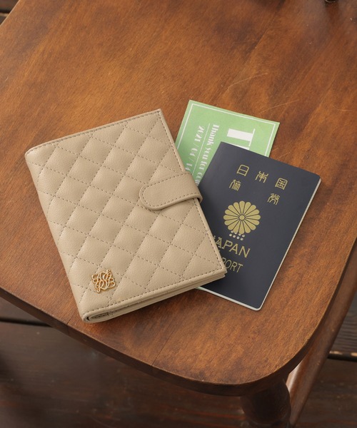 ALTROSE（アルトローズ）の「マルチケース パスポート カード 通帳 キルト 旅行 ルルナ（パスポートケース・レディース・アイボリー/ブラック/グレイッシュベージュ・FREE）」の3枚目の写真