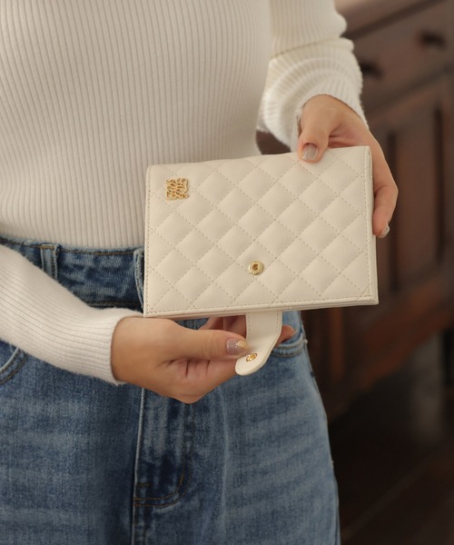 ALTROSE（アルトローズ）の「マルチケース パスポート カード 通帳 キルト 旅行 ルルナ（パスポートケース・レディース・アイボリー/ブラック/グレイッシュベージュ・FREE）」の7枚目の写真