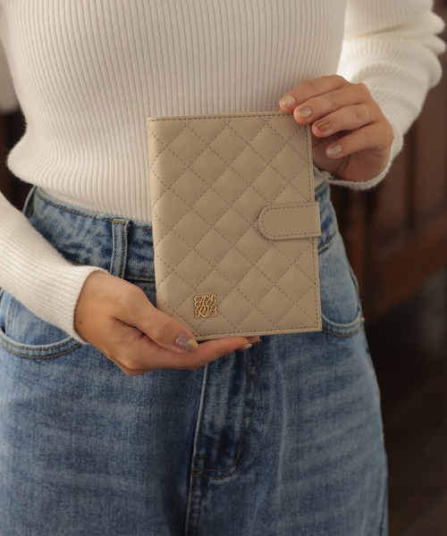 ALTROSE（アルトローズ）の「マルチケース パスポート カード 通帳 キルト 旅行 ルルナ（パスポートケース・レディース・アイボリー/ブラック/グレイッシュベージュ・FREE）」の10枚目の写真