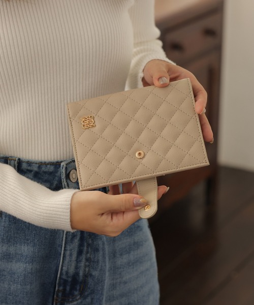 ALTROSE（アルトローズ）の「マルチケース パスポート カード 通帳 キルト 旅行 ルルナ（パスポートケース・レディース・アイボリー/ブラック/グレイッシュベージュ・FREE）」の11枚目の写真