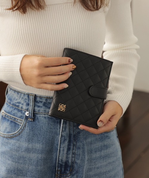 ALTROSE（アルトローズ）の「マルチケース パスポート カード 通帳 キルト 旅行 ルルナ（パスポートケース・レディース・アイボリー/ブラック/グレイッシュベージュ・FREE）」の15枚目の写真