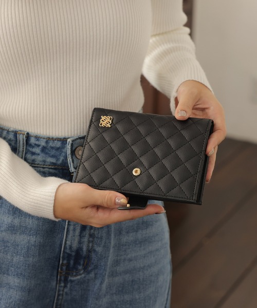 ALTROSE（アルトローズ）の「マルチケース パスポート カード 通帳 キルト 旅行 ルルナ（パスポートケース・レディース・アイボリー/ブラック/グレイッシュベージュ・FREE）」の16枚目の写真