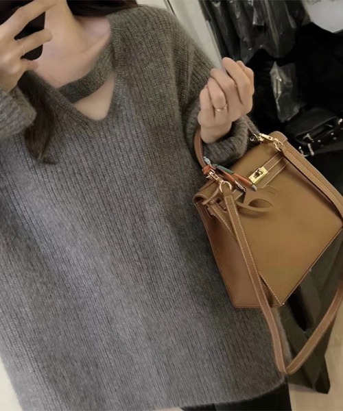 SallyLunn(サリーラン)の「Vネックデザインニット(ニット/セーター・レディース・アイボリー/グレー・MEDIUM/LARGE)」の5枚目の写真