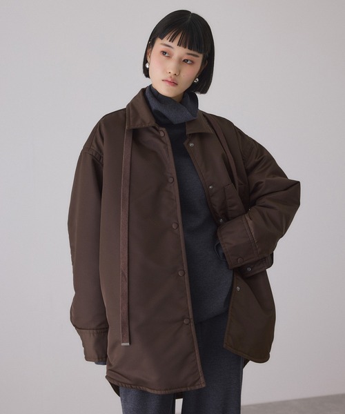 ADAM ET ROPE'（アダムエロペ）の「【サステナブル】ボンバーツイルパデットシャツブルゾン/撥水（ブルゾン・レディース・ベージュ/ダークブラウン・FREE）」の2枚目の写真