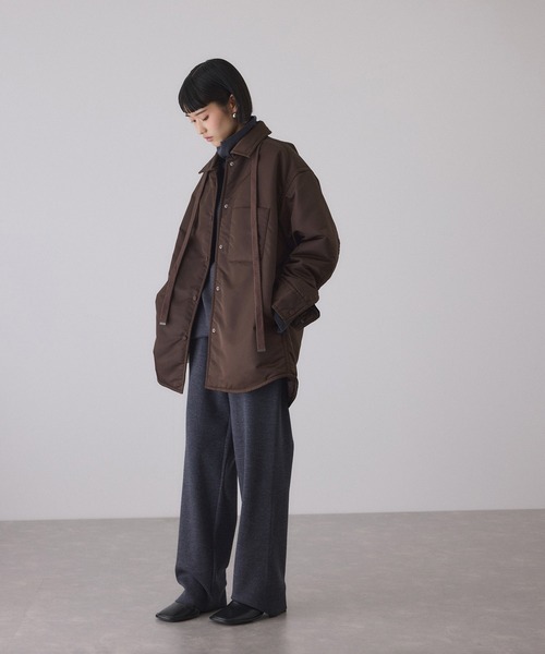 ADAM ET ROPE'（アダムエロペ）の「【サステナブル】ボンバーツイルパデットシャツブルゾン/撥水（ブルゾン・レディース・ベージュ/ダークブラウン・FREE）」の13枚目の写真