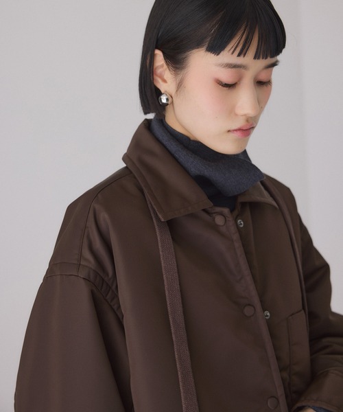 ADAM ET ROPE'（アダムエロペ）の「【サステナブル】ボンバーツイルパデットシャツブルゾン/撥水（ブルゾン・レディース・ベージュ/ダークブラウン・FREE）」の15枚目の写真