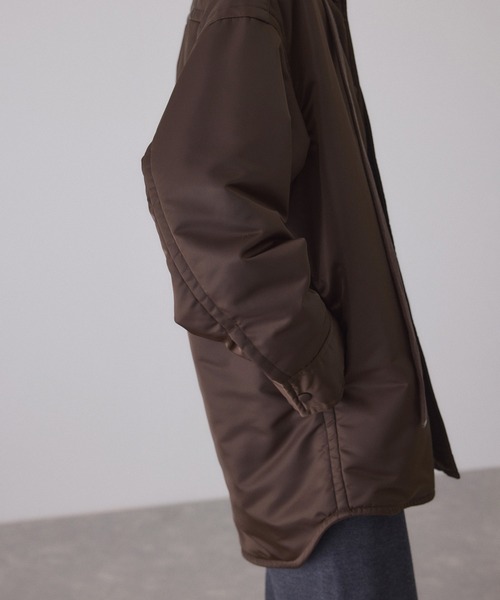 ADAM ET ROPE'（アダムエロペ）の「【サステナブル】ボンバーツイルパデットシャツブルゾン/撥水（ブルゾン・レディース・ベージュ/ダークブラウン・FREE）」の16枚目の写真
